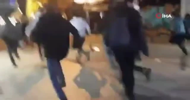 Kadıköy'de polis araçlarına böyle saldırdılar