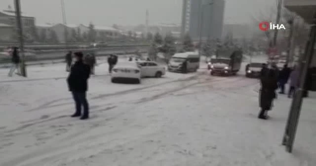 Karda kayan arabalarını böyle kurtarmaya çalıştılar