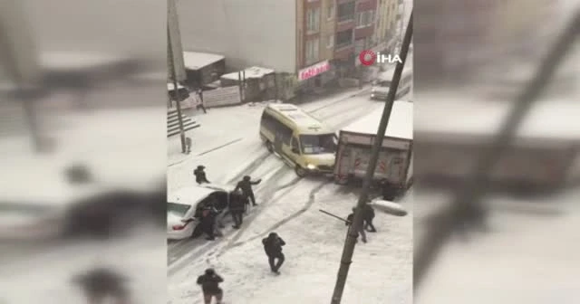 Karda kayan araç minibüse çarptı