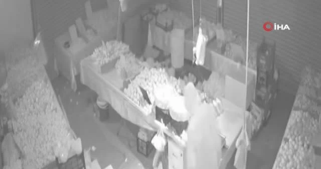 Karda kayan çocuk yokuş aşağı devrilen aracın altında kaldı: 1 yaralı