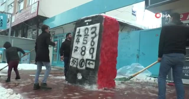 Kardan adam yerine kardan cep telefonu yaptılar