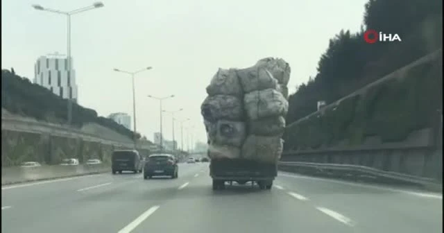 Kasası aşırı yük dolu olan kamyonetin tehlikeli yolculuğu
