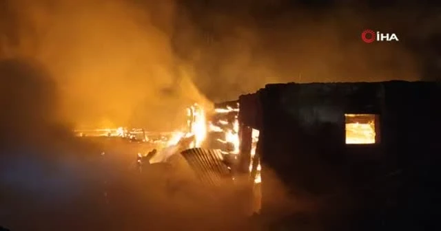 Kastamonu’da çıkan yangında bir ev ve ahır küle döndü