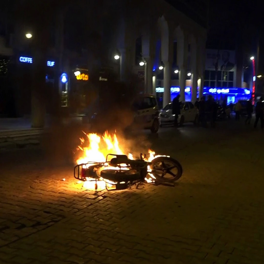 Kavgada hıncını alamadı, motosikletini yaktı