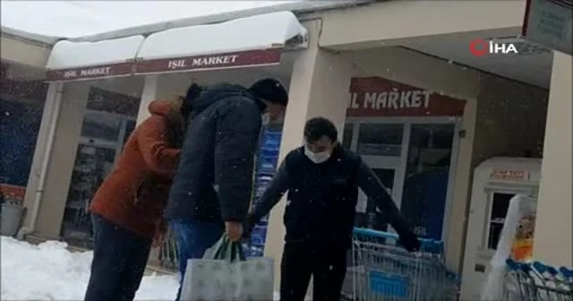Kaygan zemine adım atan onlarca kişi düştü