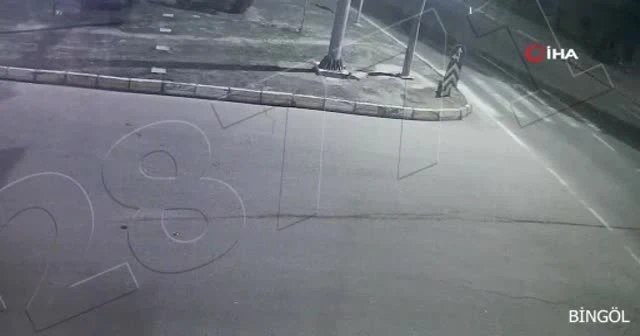 Kaza anları kamerada, yol kenarındaki kadın son anda kurtuldu