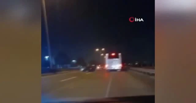Kazaya bakmak için yavaşlayan otomobile otobüs çarptı