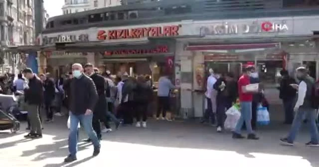Kısıtlama sonrası İstiklal Caddesi'nde yoğunluk