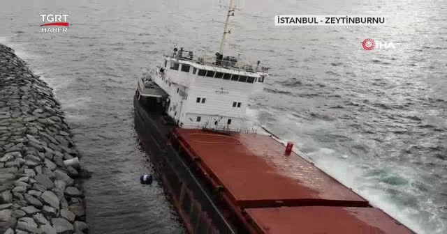 Kıyıya vuran gemiden yakıt sızmaya başladı