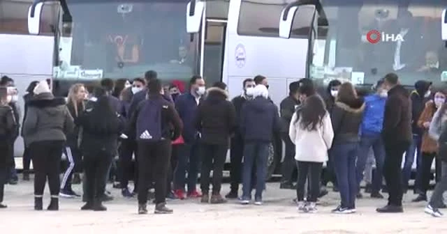 Koronavirüsü yok sayıp halay çekip, oyun oynadılar