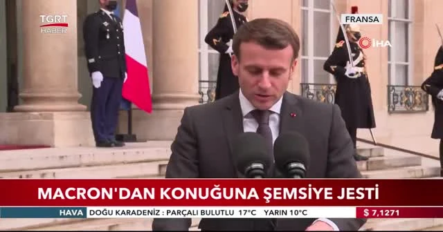 Macron'dan konuğuna şemsiye jesti