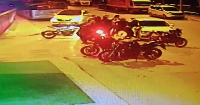 Motosikletli kendisine çarpan sürücüyü darp etti