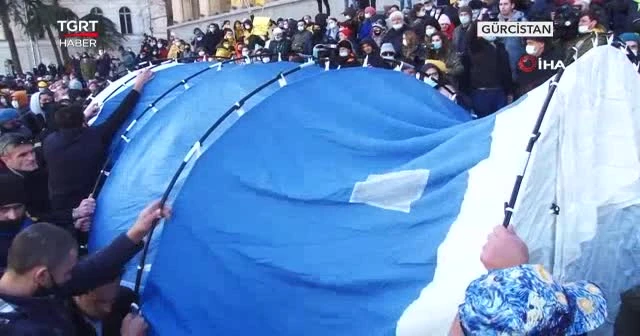 Muhalifler meclis önüne çadır kurdu