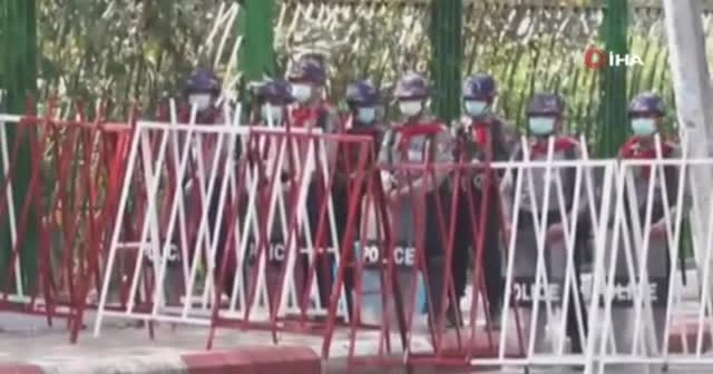 Myanmar'da protestoculara ateş açıldı