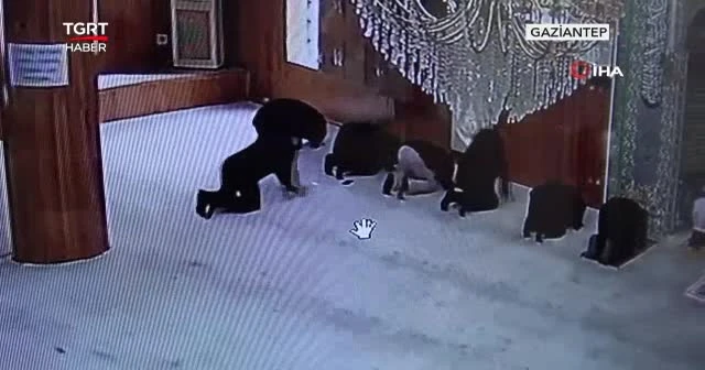 Namaz kılar gibi yapıp telefon çaldı