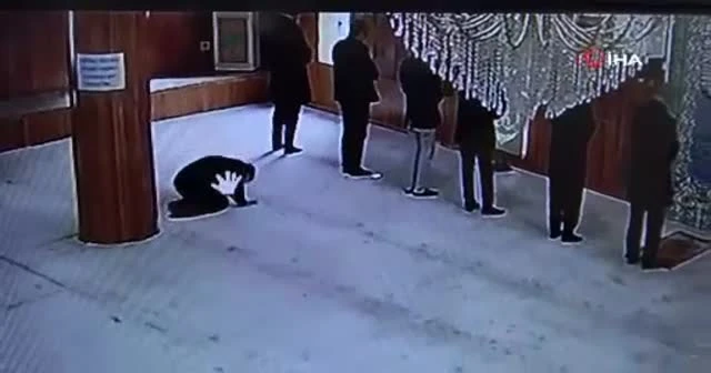 Namaz kılma taklidi yaparak cep telefonunu çaldı