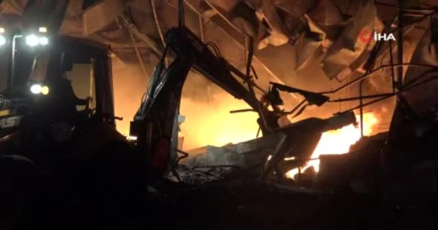 Narenciye fabrikasında çıkan yangın söndürülmeye çalışılıyor