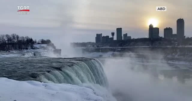Niagara Şelaleri beyaz örtüyle birleşti