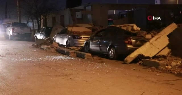 Park halindeki otomobillerin üzerine beton düştü