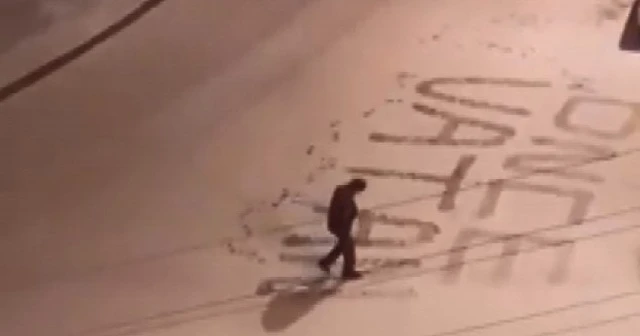 Polis memuru karla kaplı yola "Önce Vatan" yazdı