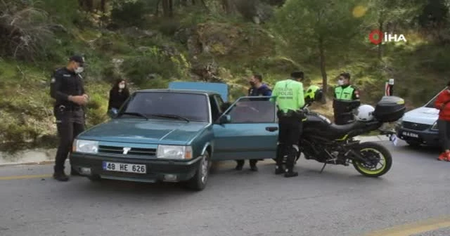 Polisi görünce,arkadaşını araçta bırakıp dağa kaçtı