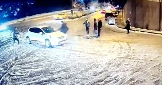 Rampa aşağıya kayan araba kamerada