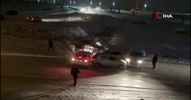 Rampada kayan araçlar birbirine çarptı