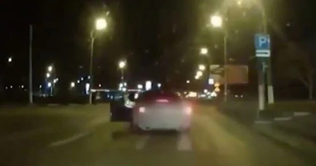 Rusya'da bir trafik polisi, hareket halindeki aracın içine atladı