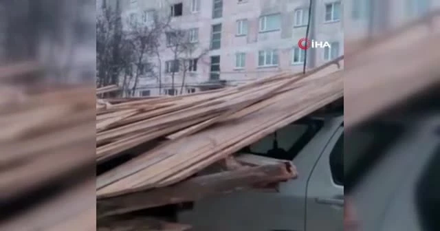 Rusya'da fırtınaya yakalananlar tabelalara sarıldı