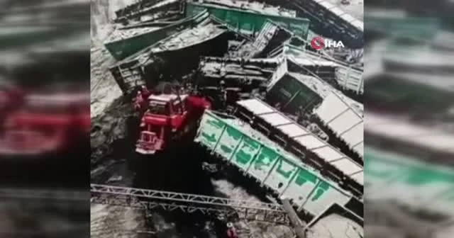 Rusya'da trenin raydan çıktığı kazada 25 vagon birbirine girdi