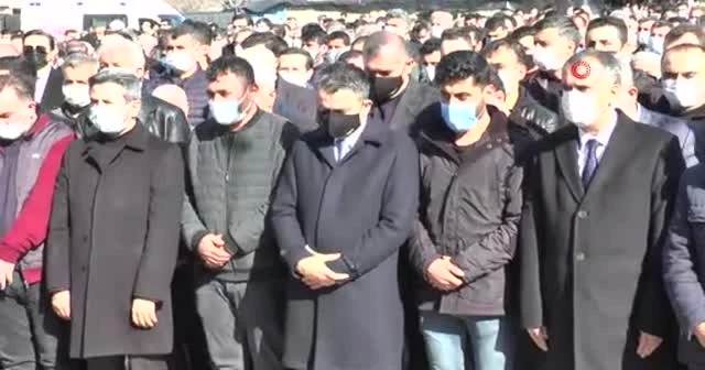 Şehit yakınları tabutun başında ‘şehitler ölmez vatan bölünmez’ sloganı attı