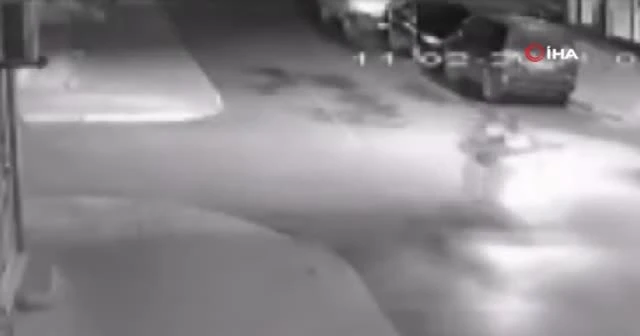 Servis aracının çarptığı motorcuyu yola savurdu