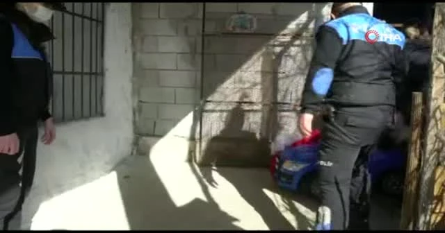 Siirt’te minik çocuk akülü araba istedi, polis kapısına götürdü