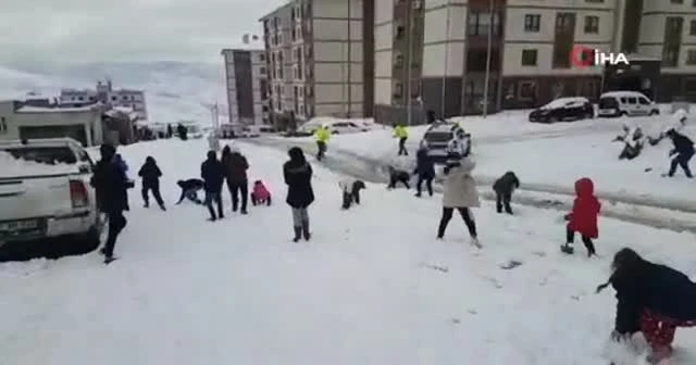 Şırnak’ta çocuklar ile polisin kartopu oyunu