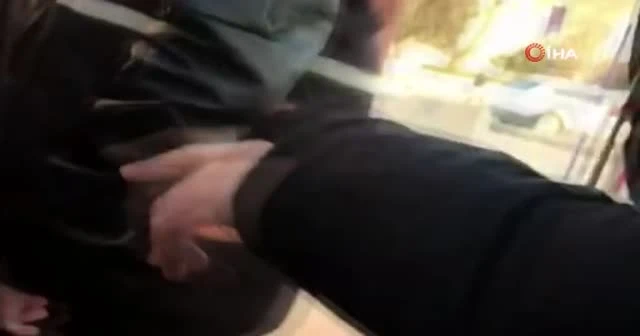 Sokak ortasında erkek arkadaşının darp ettiği genç kızı vatandaşlar kurtardı