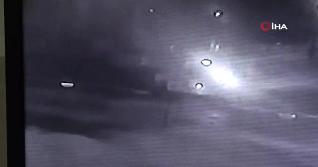 Sokak ortasında tartışan gruba ticari araçtan silahlı saldırı