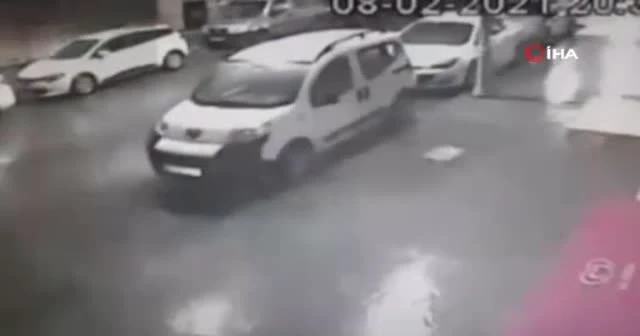 Sultangazi'de uçan çatının altında kalmaktan böyle kurtuldu