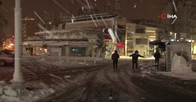 Taksim Meydanı kar yağışı ile birlikte beyaza büründü