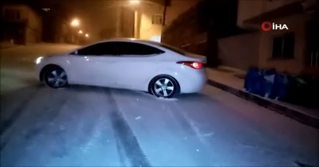 Tekirdağ'da karla kaplı yollar buz tuttu