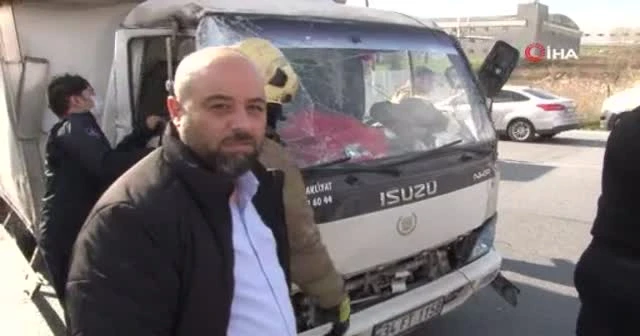 Tırla kamyonetin kafa kafaya çarpışması kamerada
