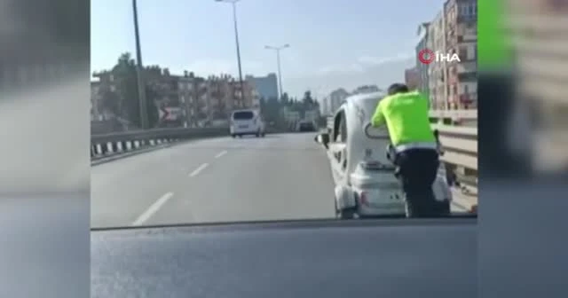 Trafik polisinden engelleri aşan hareket