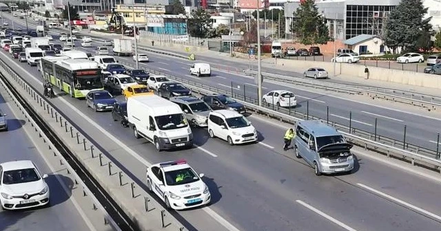 Vatandaşa trafik polisinden yardım eli
