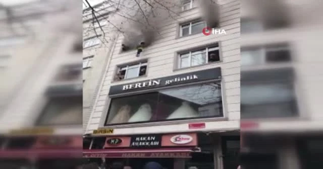 Yangında mahsur kalan çocukları camdan atarak kurtardılar