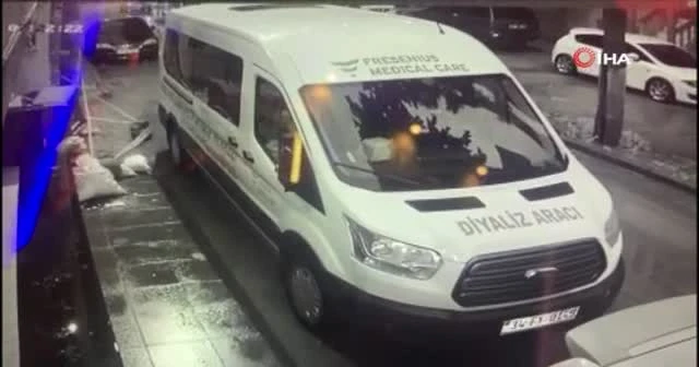 Yaşlı kadın kapağı çalınan rögara düştü