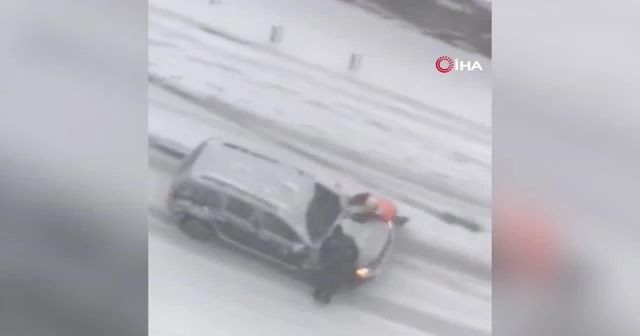 Yokuştan kayan aracı durdurmaya çalıştılar