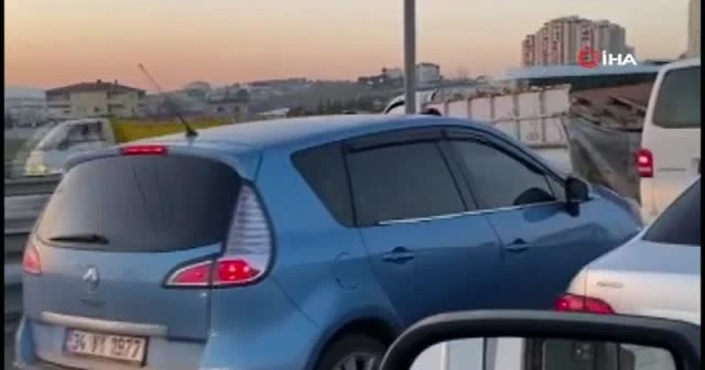 Aracın kapısını açıp, sürücüyü darp ettiler