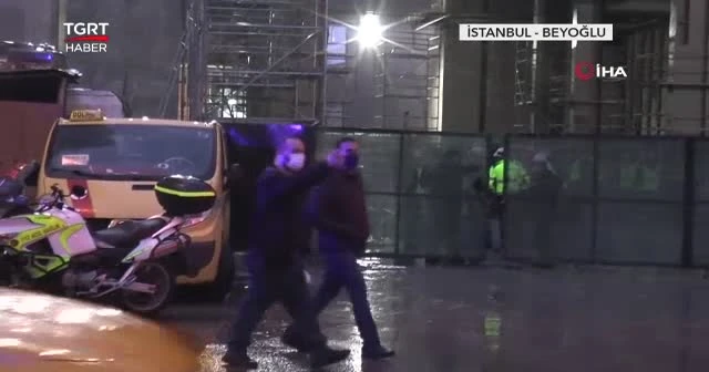 Asma tavan işçilerin üzerine çöktü