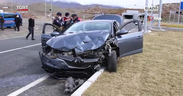 Bomboş yolda iki araç çarpıştı