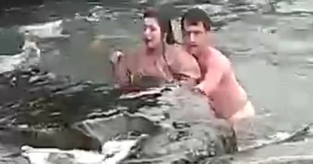 Buz gibi suyu düşünmeden denize atladı