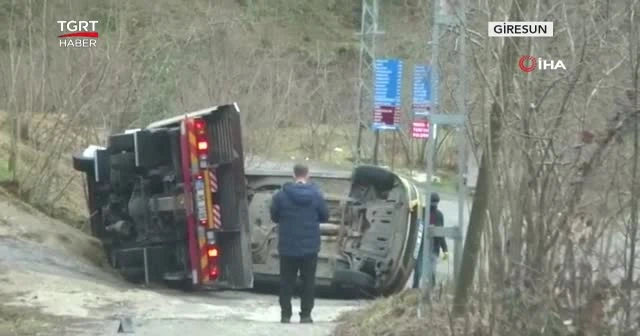Çekici otomobille birlikte devrildi